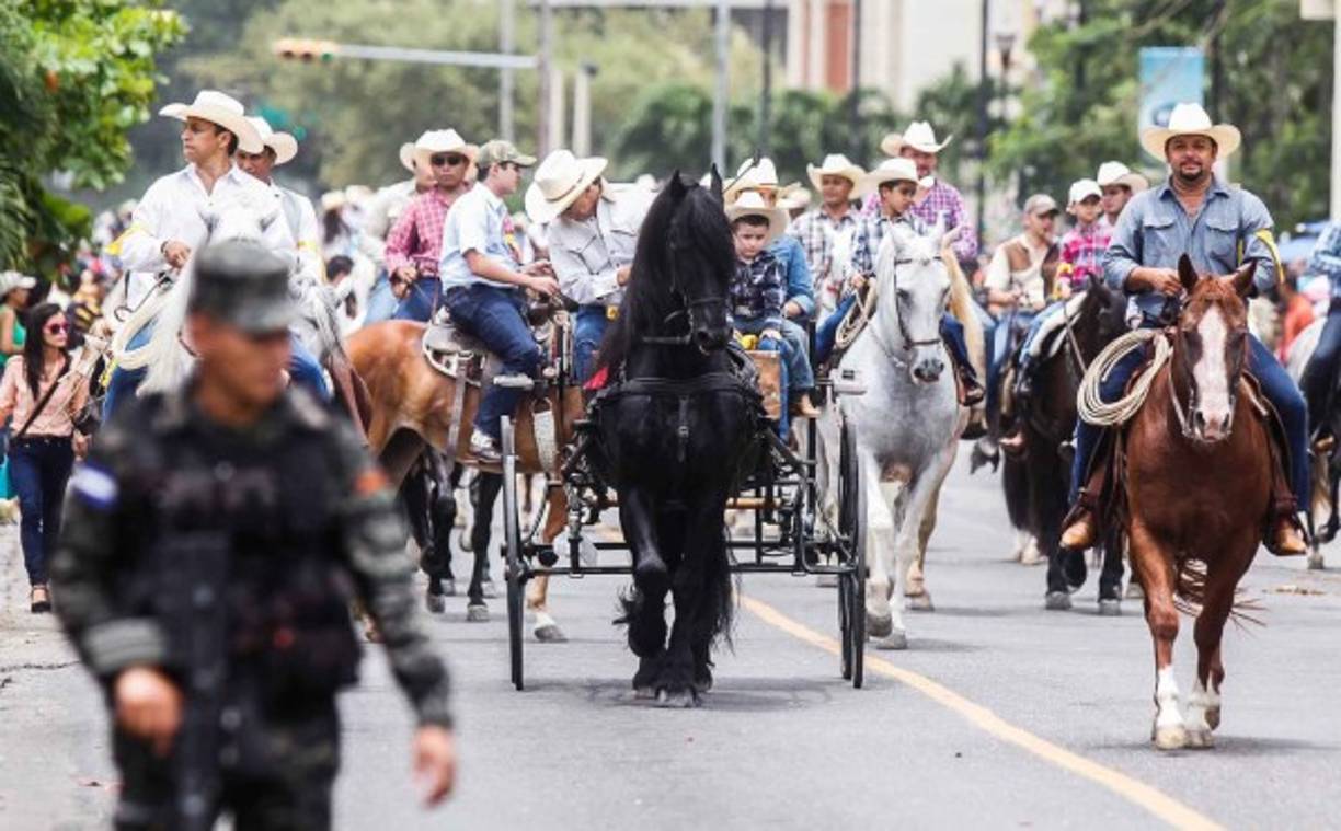 La calle se llenó de sampedranos amantes de los caballos.