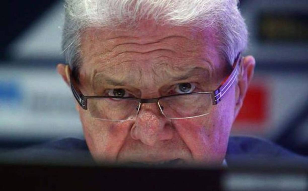 Un científico con una vacuna contra el coronavirus en Moscú el 30 de diciembre de 2020. (AP Photo/Pavel Golovkin, File)