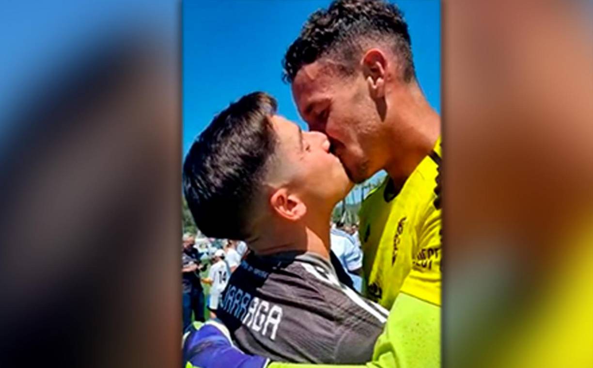 Portero español causó revuelo en las últimas horas al hacer pública su homosexualidad ya que compartió esta imagen en donde aparece besándose con su pareja.