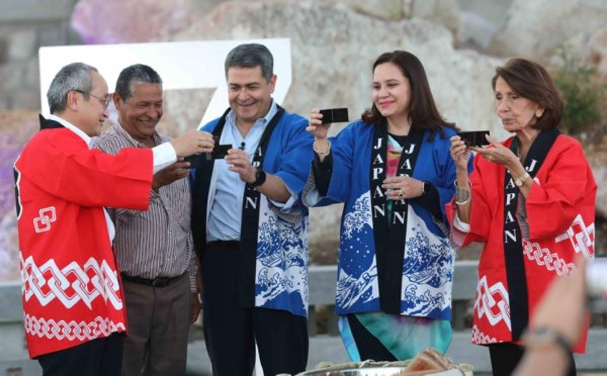 Al concluir el evento, el mandatario, la primera dama, el embajador de Japón y la presidenta de la FET celebraron la tradición japonesa del Kegami Biraki.