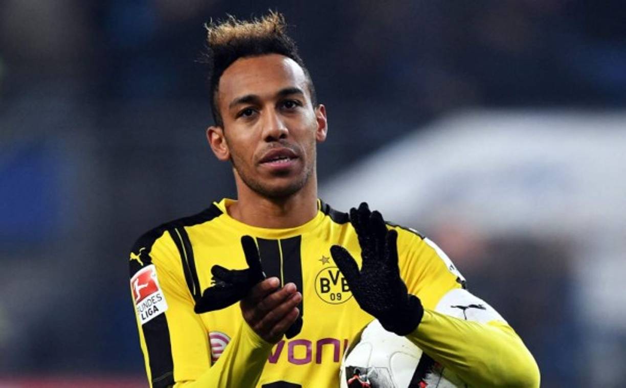 Pierre-Emerick Aubameyang ha recibido una oferta estratosférica de China. Tanto que, si la acepta, se convertiría en el jugador mejor pagado del mundo. El Tianjin Quanjian, según France Football, ofrece al delantero 50 millones de euros netos al año, lo que es casi un millón a la semana. El Borussia Dortmund, por su parte, también recibiría una parte por el traspaso: otros 80 kilos. PSG, City o Milan son algunos de los clubes que también pujarán por Aubameyang.