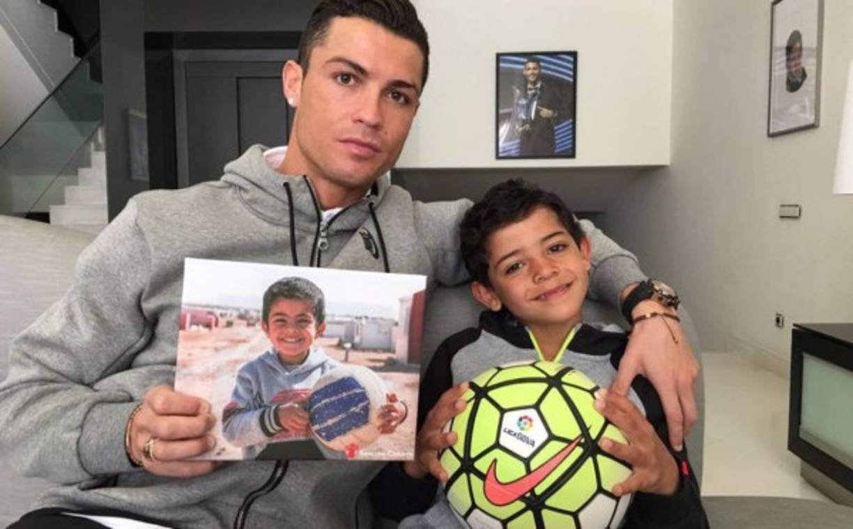 El único “defecto” de su hijo mayor, es que le gusta Messi. Tal y como confesó Cristiano al argentino cuando coincidieron en una ceremonia de entrega del Balón de Oro. Eso sí, para el pequeño, su padre es “el mejor del mundo”.