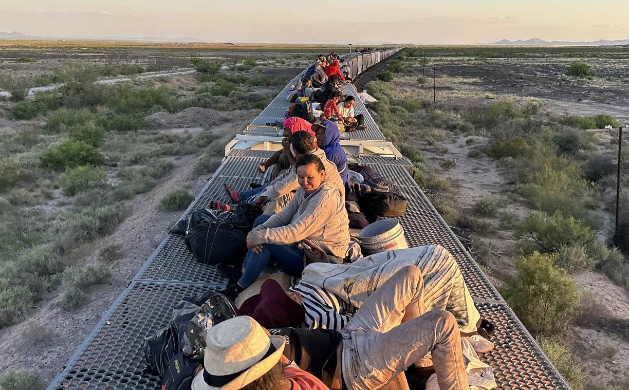 En Ciudad Juárez, en la frontera con Texas, se documentó el arribo de uno de estos trenes, que llegó desde la ciudad mexicana de Torreón con al menos 500 migrantes, algunos en el techo de los vagones y otros en el interior de las góndolas.