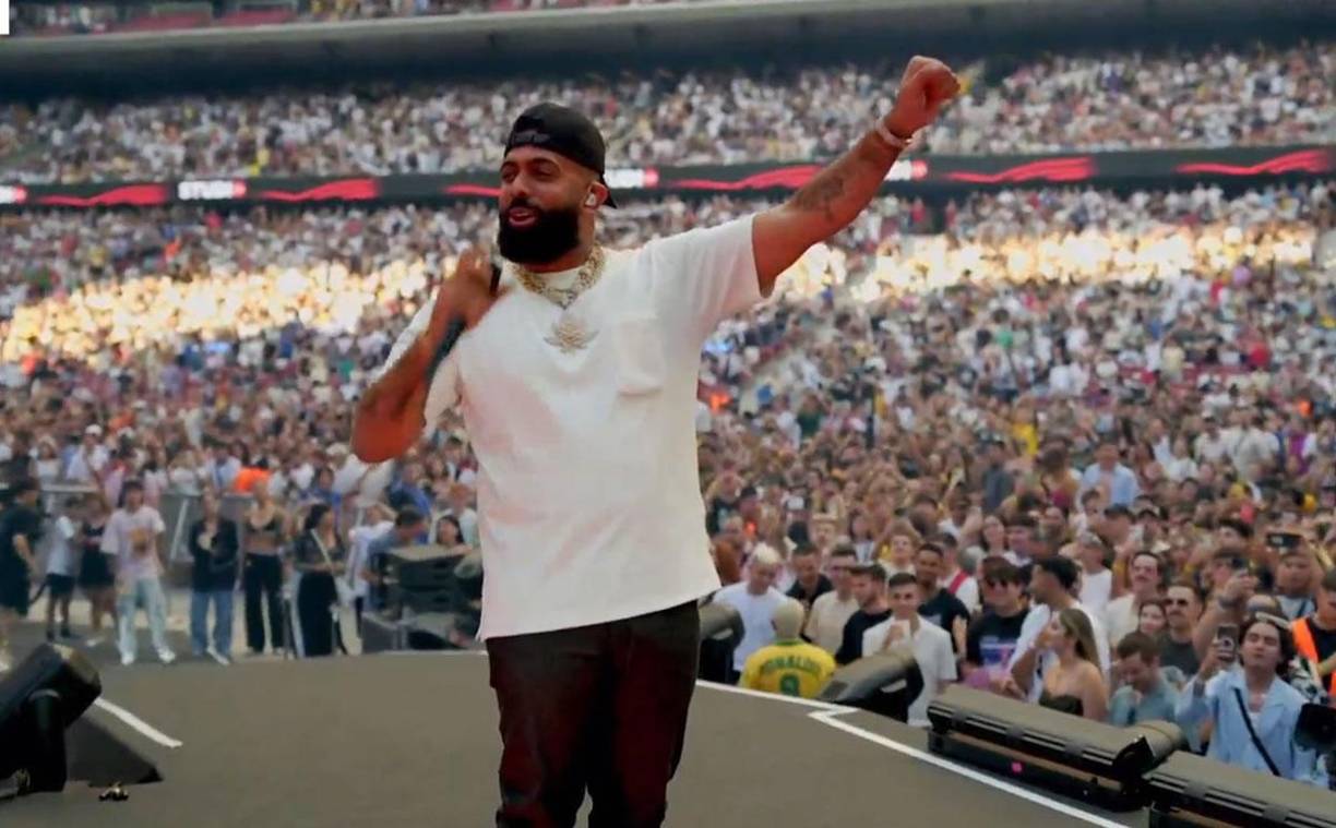 El reguetonero puertorriqueño Eladio Carrión apareció por sorpresa en el escenario de la Velada del Año 3 tras avisar de que no podía.