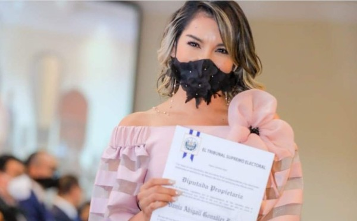 Los usuarios han debatido sobre supuestas cirugías estéticas realizadas por la diputada electa.