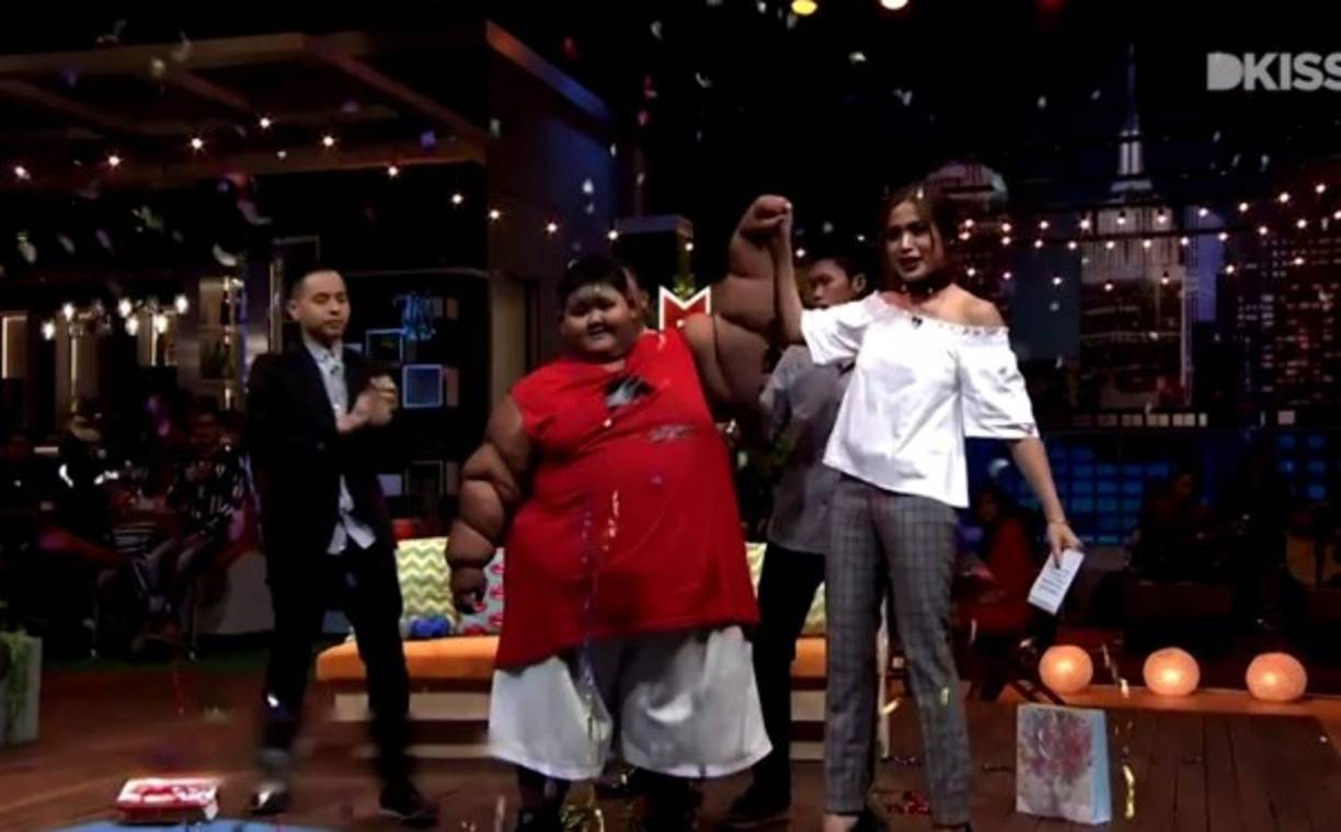 El pequeño se sometió desde hace dos años a una rigurosa dieta libre de carbohidratos y azúcar, empezó a hacer de a poco ejercicios y actividades de movimiento. Medios internacionales aseguran que también se sometió a una cirugía de banda gástrica.