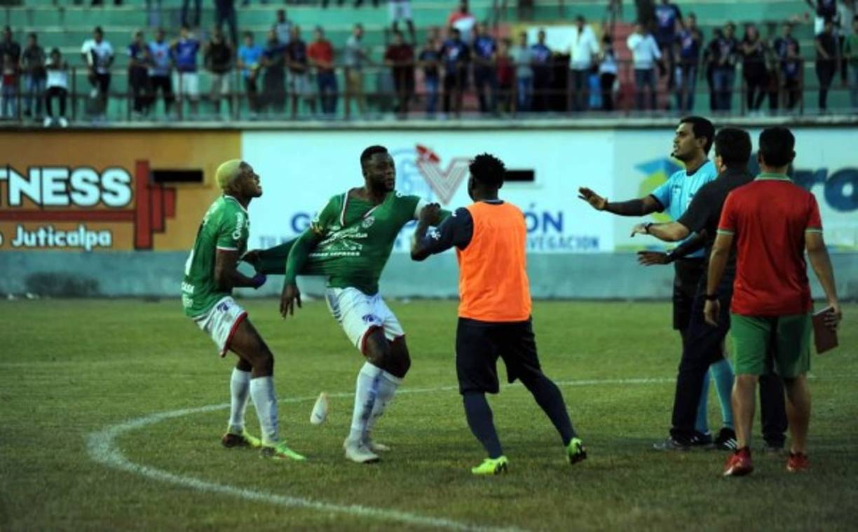 Yustin Arboleda se mostró muy molesto al final del partido en Juticalpa y le reclamó a los árbitros.