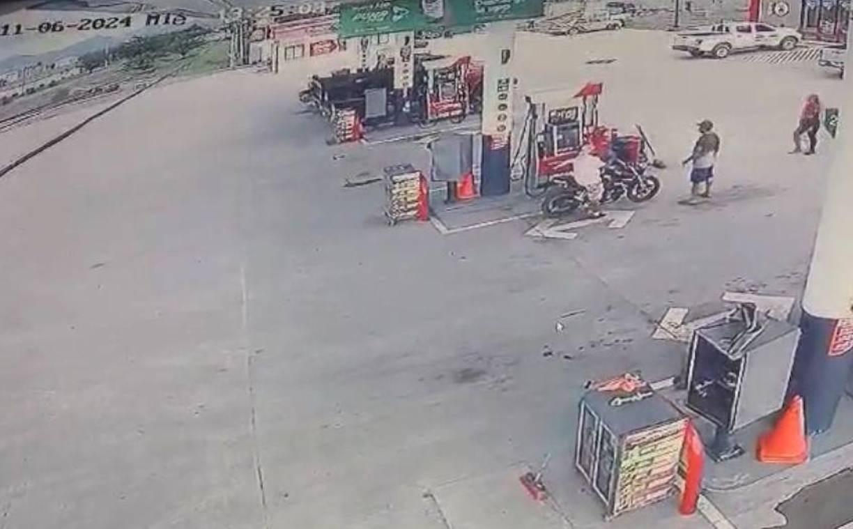 Tras varios minutos en el establecimiento, el joven fue interceptado por dos sujetos a bordo de otra motocicleta. 