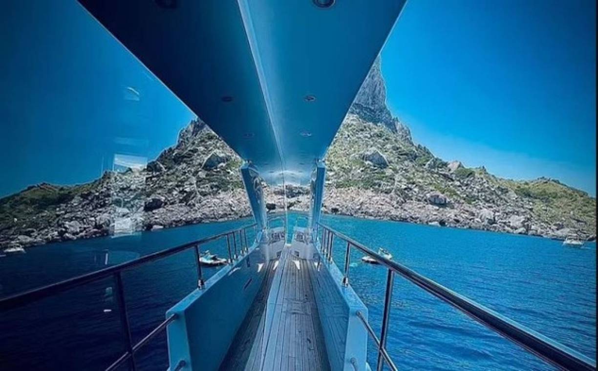 El Azimut Grande 27, fabricado en fibra de carbono, es un yate que adquirió CR7 hace un año por unos seis millones de euros y en dicha embarcación que encuentra disfrutando de sus vacaciones.