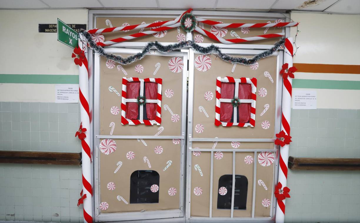 Pacientes y personal se divirtieron y disfrutaron de la decoración de radiología.