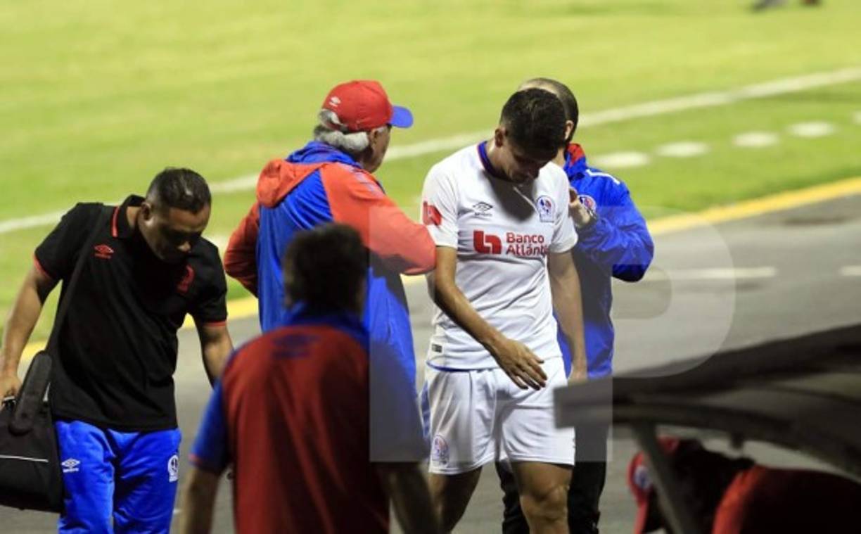 Johnny Leverón salió lesionado en el primer tiempo. El defensa se retiró cabizbajo del campo.