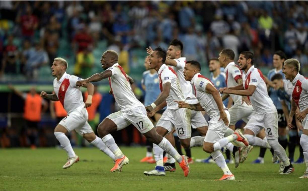 Los jugadores peruanos corren a celebrar luego de vencer a Uruguay en la tanda de penales.
