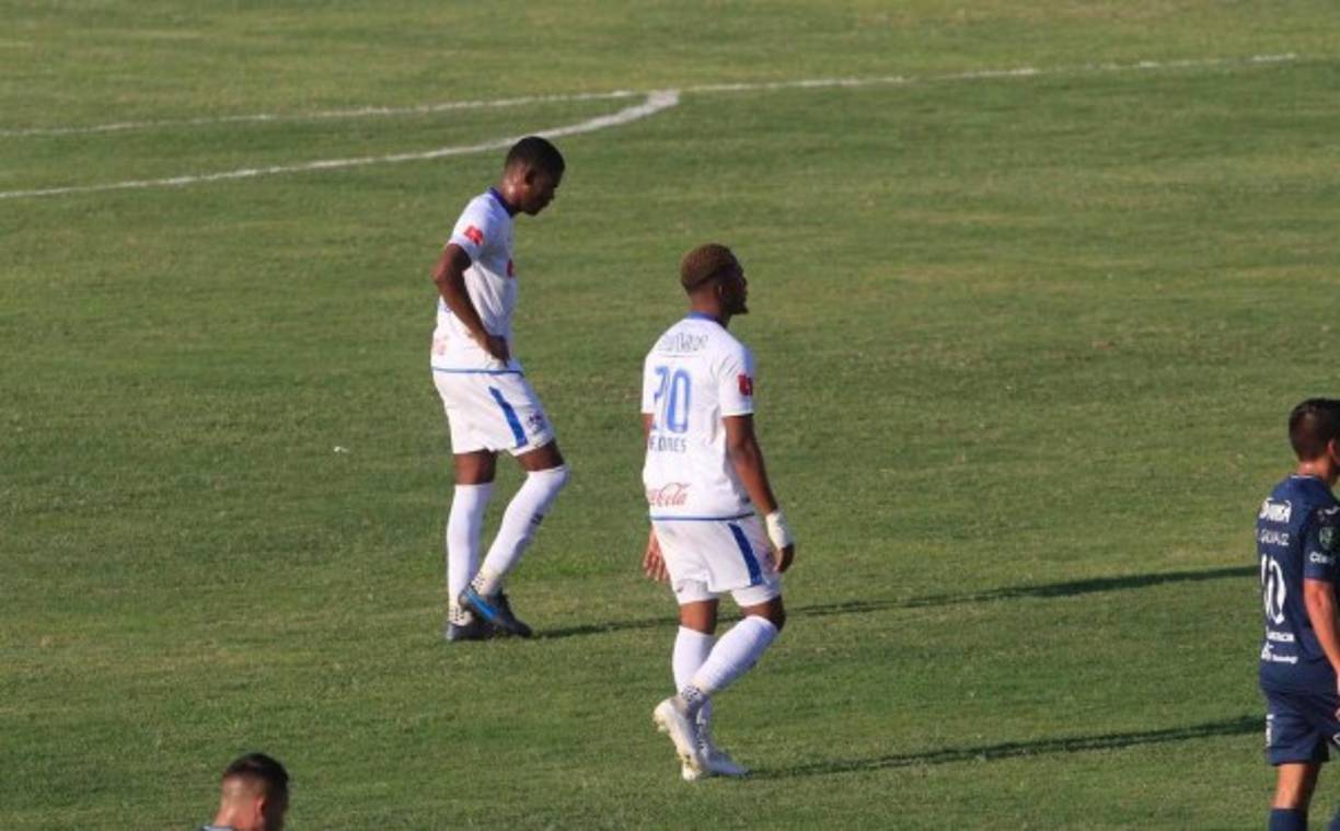 La tristeza de los jugadores del Olimpia por la derrota en el clásico.