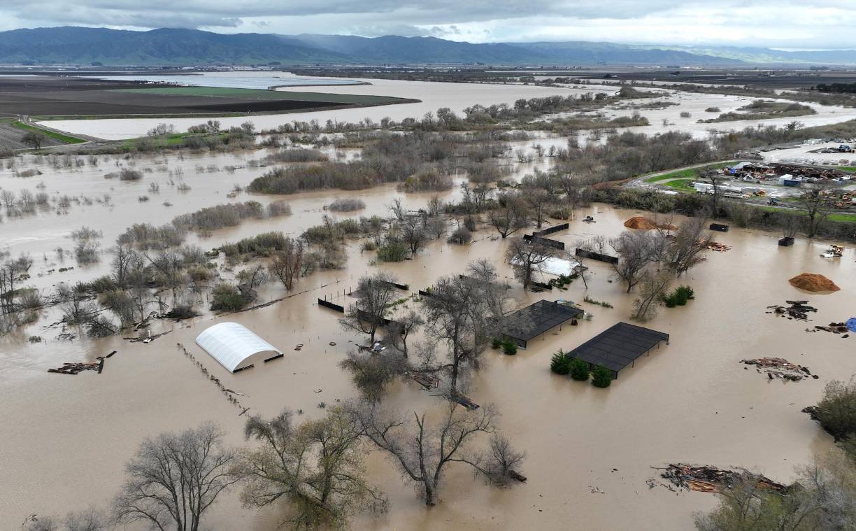 Jason y Shannon Phleger acababan de reconstruir su vivienda devastada por un incendio forestal cuando una de las poderosas tormentas que azotaron California la semana pasada la volvió a destruir.