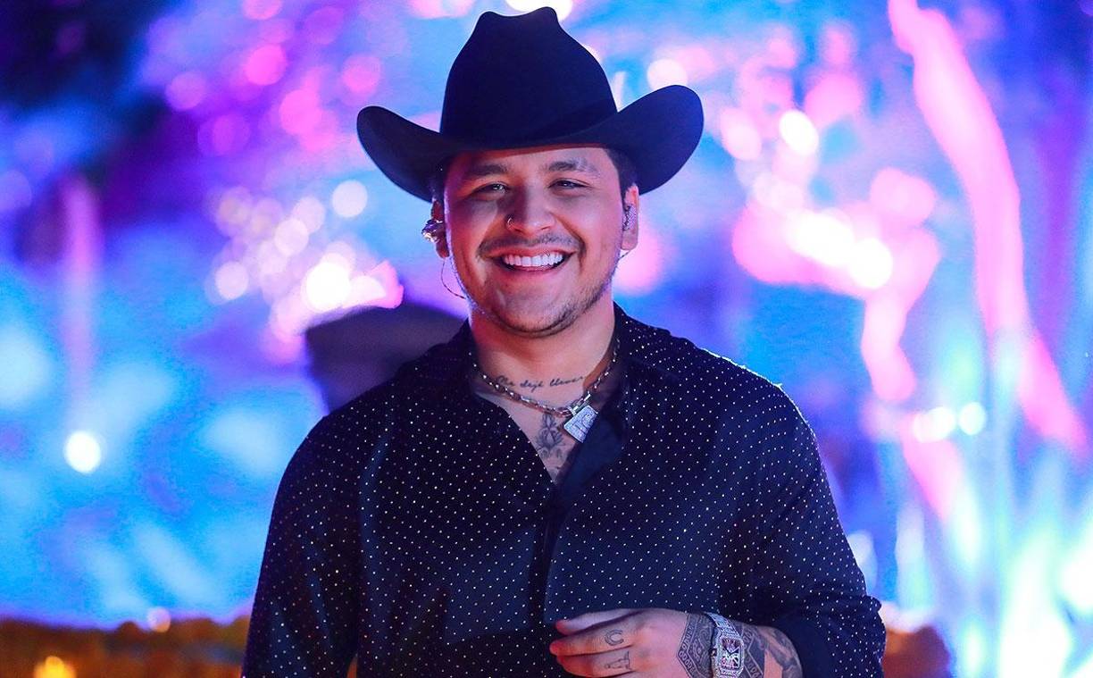 Tras una ola de comentarios polarizados, el cantante de “Adiós amor” se dedicó a responder las acusaciones que recibió por exhibir a la cantante, y aunque algunas fans le comentaron que no tenía por qué dar explicaciones, el cantante respondió.