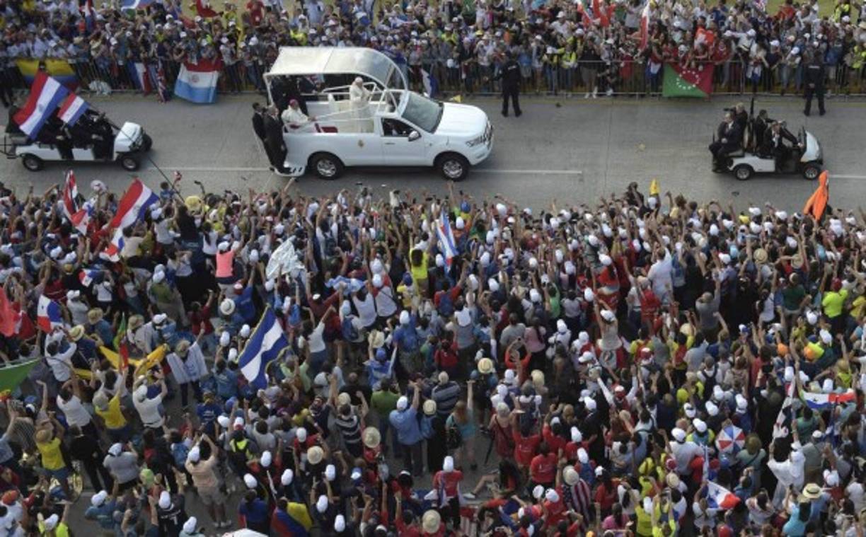 Más de 110,000 personas, entre peregrinos, religiosos, voluntarios y periodistas, participan en la Jornada Mundial de la Juventud (JMJ), que este jueves celebró su primera misa masiva oficiada por el papa Francisco.