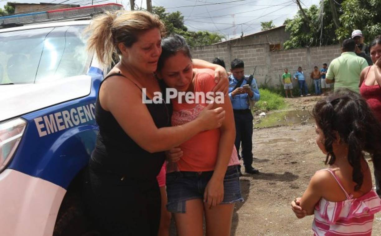 Las mujeres intentan consolarse ante la trágica noticia.