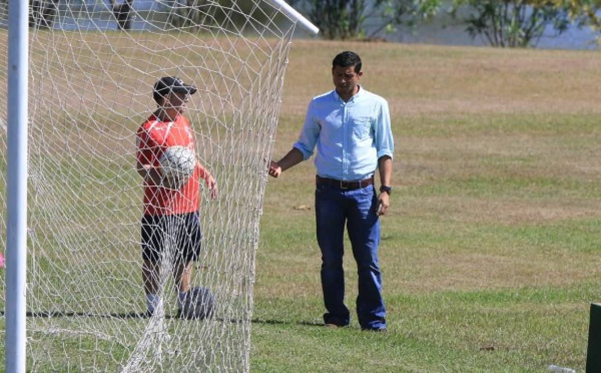 El portero Noel Valladares llegó hoy a los entrenamientos del Olimpia luego de anunciar su retiro de las canchas. Llegó a saludar a sus compañeros.