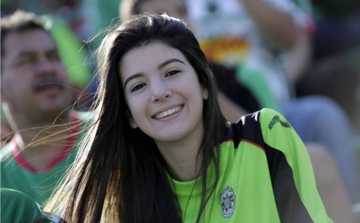 Una bella aficionada del Marathón en el estadio Yankel Rosenthal durante el partido contra Olimpia.