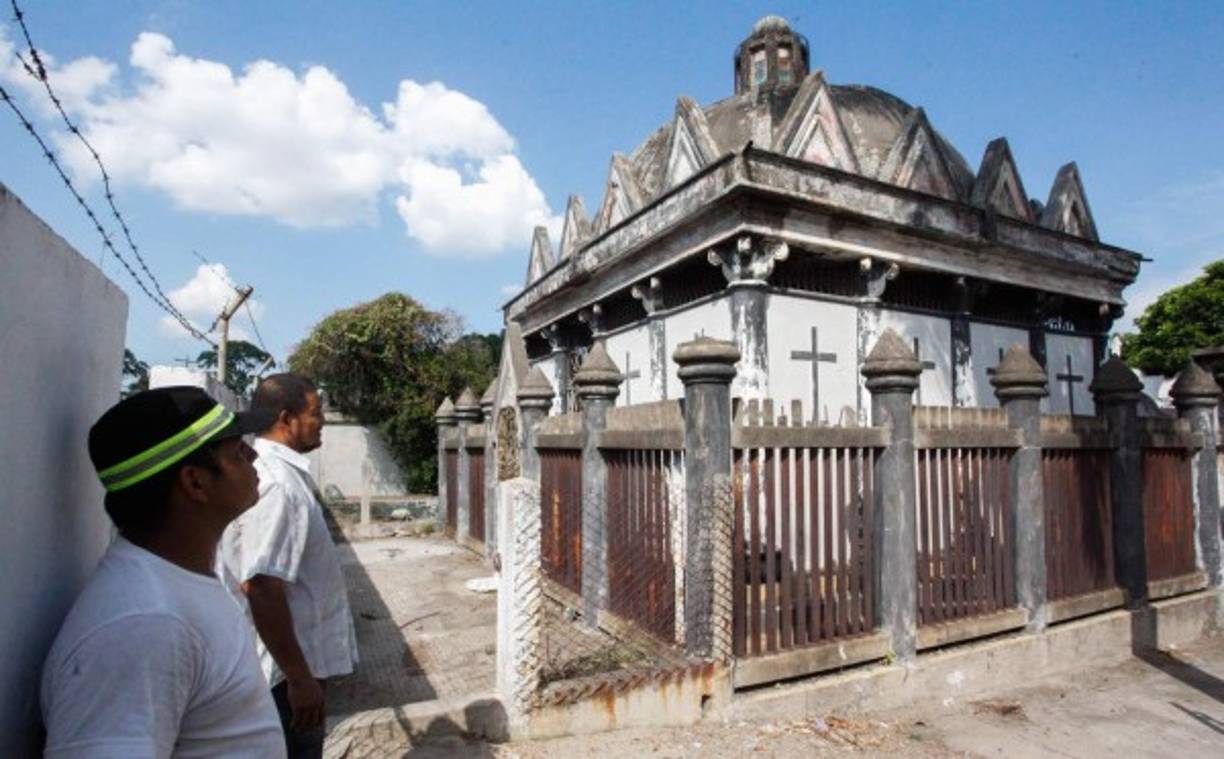Este mausuleo, el cual llama la atención entre tantas tumbas, está siendo restaurado. Sus familiares le han dado un cuidado especial.