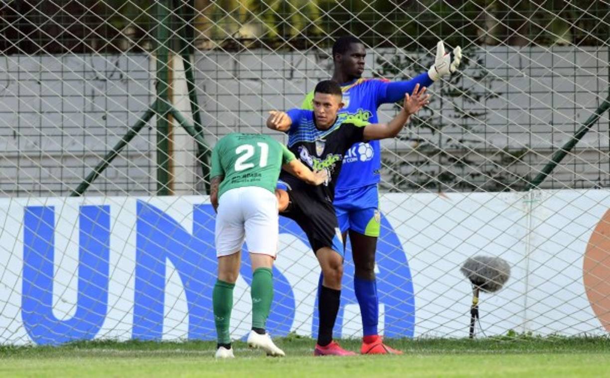 Secuencia de la agresión. El defensa Jeancarlo Rivera, del Real de Minas, le propinó esta patada al argentino Esteban Espíndola del Marathón.