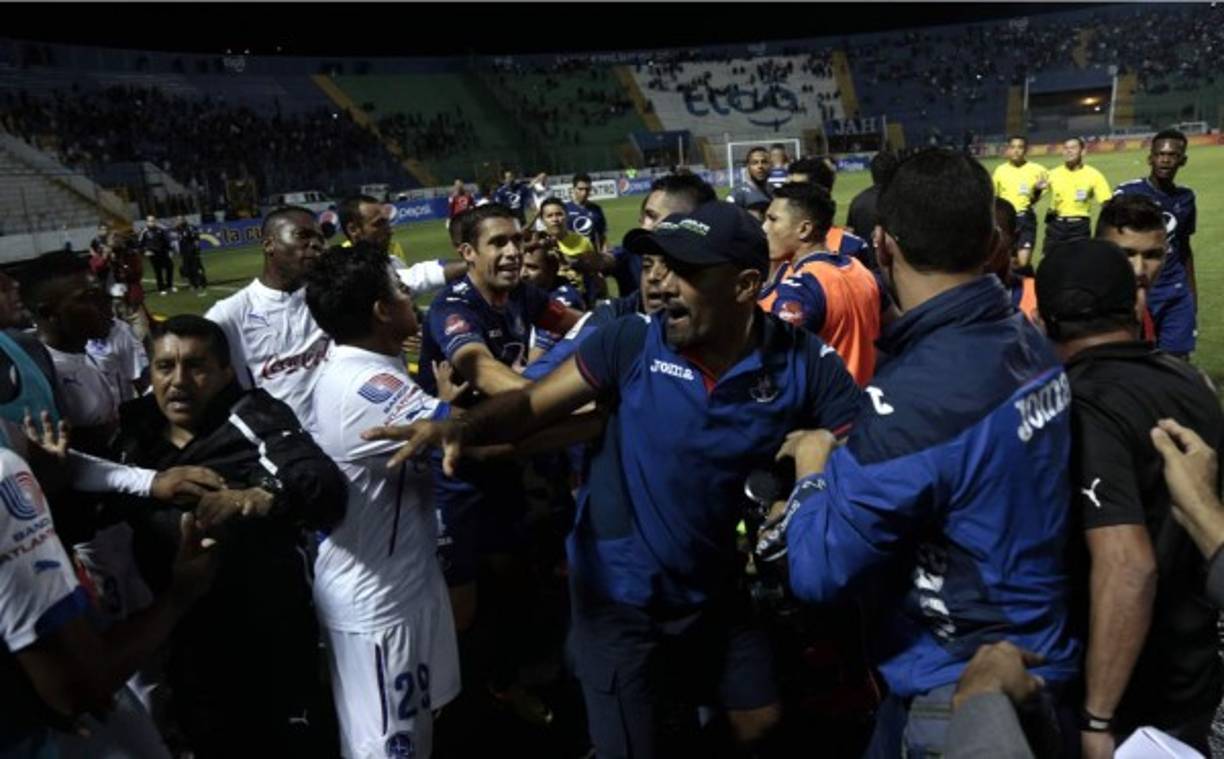 Una jugada encendió los animos de los jugadores y técnicos de Motagua y Olimpia durante el clásico capitalino.