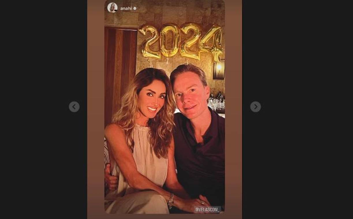 Los famosos no han perdido la oportunidad de celebrar el Año Nuevo, y se han dejado llevar por la emoción para festejar a lo grande. Después de un año muy especial para su familia, la cantante Anahí y su esposo Manuel Velasco agradecieron a sus fans por el cariño. “Mis hijos, Manuel y Emiliano, mi esposa Anahí y yo, les deseamos que este 2024 esté lleno de salud y bendiciones para toda su familia. Que en sus hogares reinen la paz y el amor. ¡Los abrazamos con mucho cariño”, escribió el esposo de Anahí.