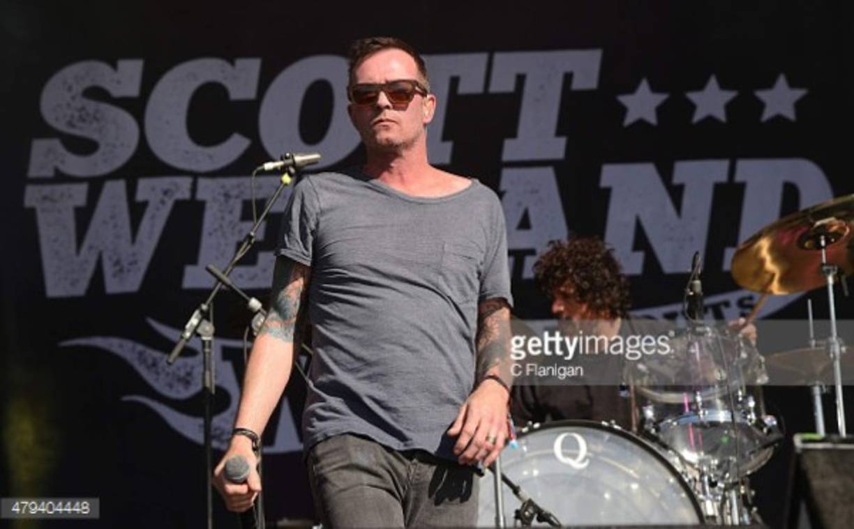 Scott Weiland. El excantante del grupo de rock Stone Temple murió el jueves 3 de diciembre de 2015 a los 48 años. El informe forense dice que fue por la sobredosis de droga y alcohol. <br/>