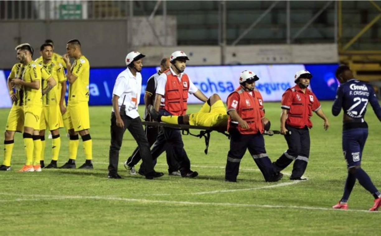 Muy temprano en el partido se fue lesionado el delantero del Real España, Rony Martínez. Salió en camilla.