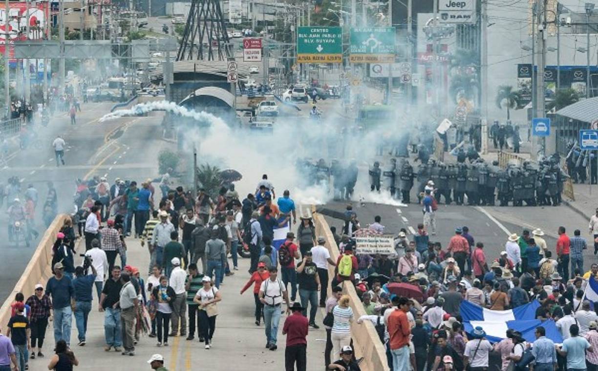 Horas antes, elementos de la Policía se enfrentaron con manifestantes que participaban en la marcha de profesores en el centro de Tegucigalpa.