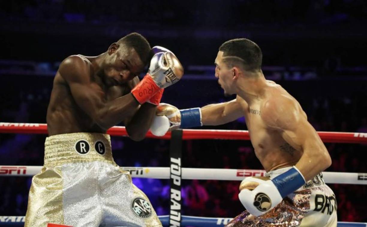 Richard Commey intenta cubrirse de un derechazo de Teófimo López.
