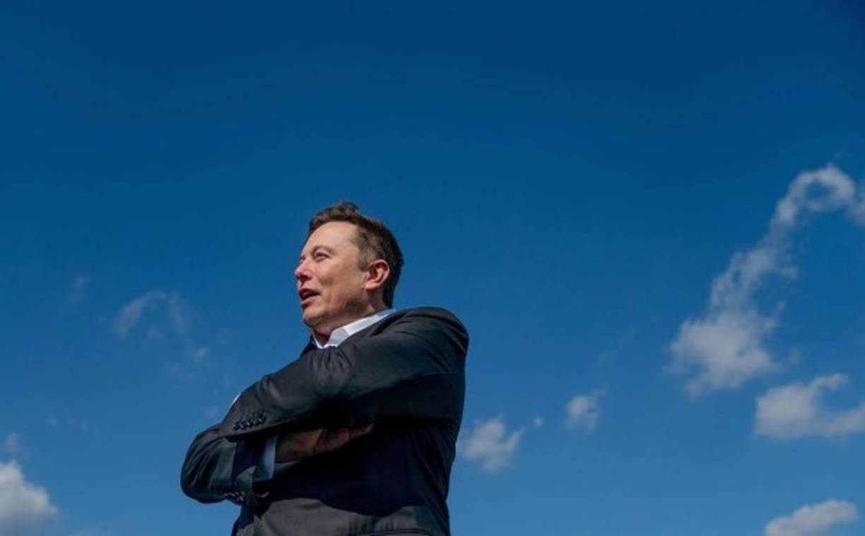 Musk 'acompaña' a 20 familias del sur de Chile<br/><br/>Aunque suene extraño, un pueblo de tan solo 20 familias en el sur de Chile es el primero de Latinoamérica al que “llega” el multimillonario Elon Musk (Tesla).<br/><br/>Sotomó (Los Lagos) comenzó a usar los servicios de la red de internet Starlink, promovida por el también fundador de la compañía aeroespacial SpaceX, un plan piloto que también estará en Caleta Sierra (Coquimbo, norte).<br/><br/>'Esta revolucionaria tecnología nos permitirá llevar conexión de alta velocidad hasta los puntos más extremos de nuestra (...) geografía', dijo la ministra de Transporte y Telecomunicaciones, Gloria Hutt.<br/><br/>Algo que aunque la mayoría da por descontado, es revolucionario en Sotomó, que no tiene calles ni vehículos terrestres y adonde solo es posible llegar en lanchas particulares o servicios subsidiados.<br/><br/>Ahora, además de la electricidad que reciben desde 2019 unas 12 horas al día por un generador diésel, sus pobladores tendrán internet gracias a una antena en el techo de la escuela local y a Starlink, una constelación de satélites que SpaceX tiene en órbita.<br/>