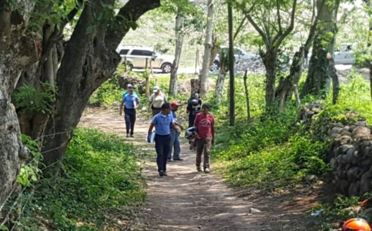 Una mujer fue encontrada decapitada este miércoles a orillas del río Cececapa en El Junquillo, Santa Bárbara. El cuerpo de la mujer que no ha sido identificado estaba boca abajo, desnudo y decapitada con rastros de sangre en el suelo.