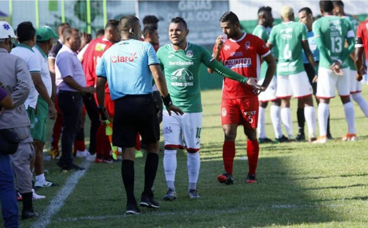 Mario Martínez le reclama al árbitro luego de ser expulsado en el inicio del partido por una patada a Robbie Matute en sus partes nobles.
