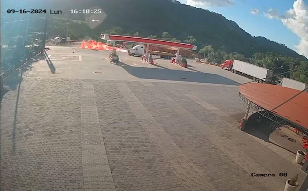 Debido al fuerte impacto, ambos vehículos prendieron en llamas, quedando el cuerpo de Alex Sanabria calcinado. 