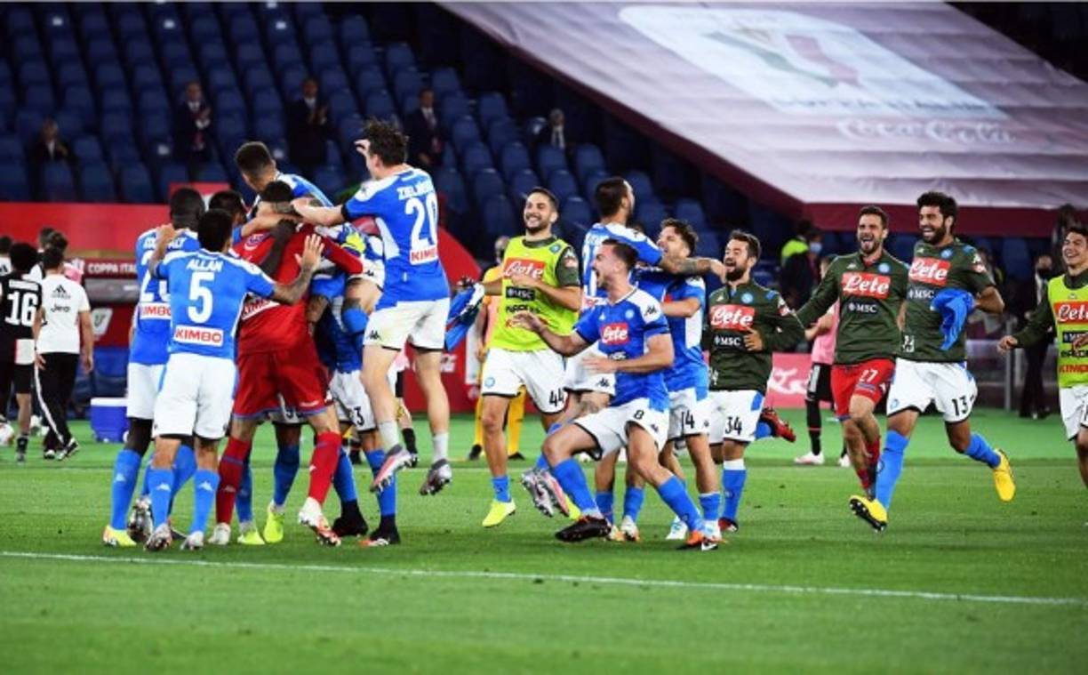 Los jugadores del Napoli celebrando la obtención de la Copa Italia tras el penal de Milik.