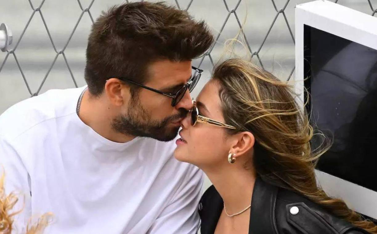 El exfutbolista y su novia acudieron a la cita con la autoridad judicial como parte de su proceso de demanda contra el fotógrafo Jordi Martín, quien como paparazzi declaró algunos detalles de la entonces reciente pareja, tras el rompimiento de Piqué con la cantante colombiana Shakira.