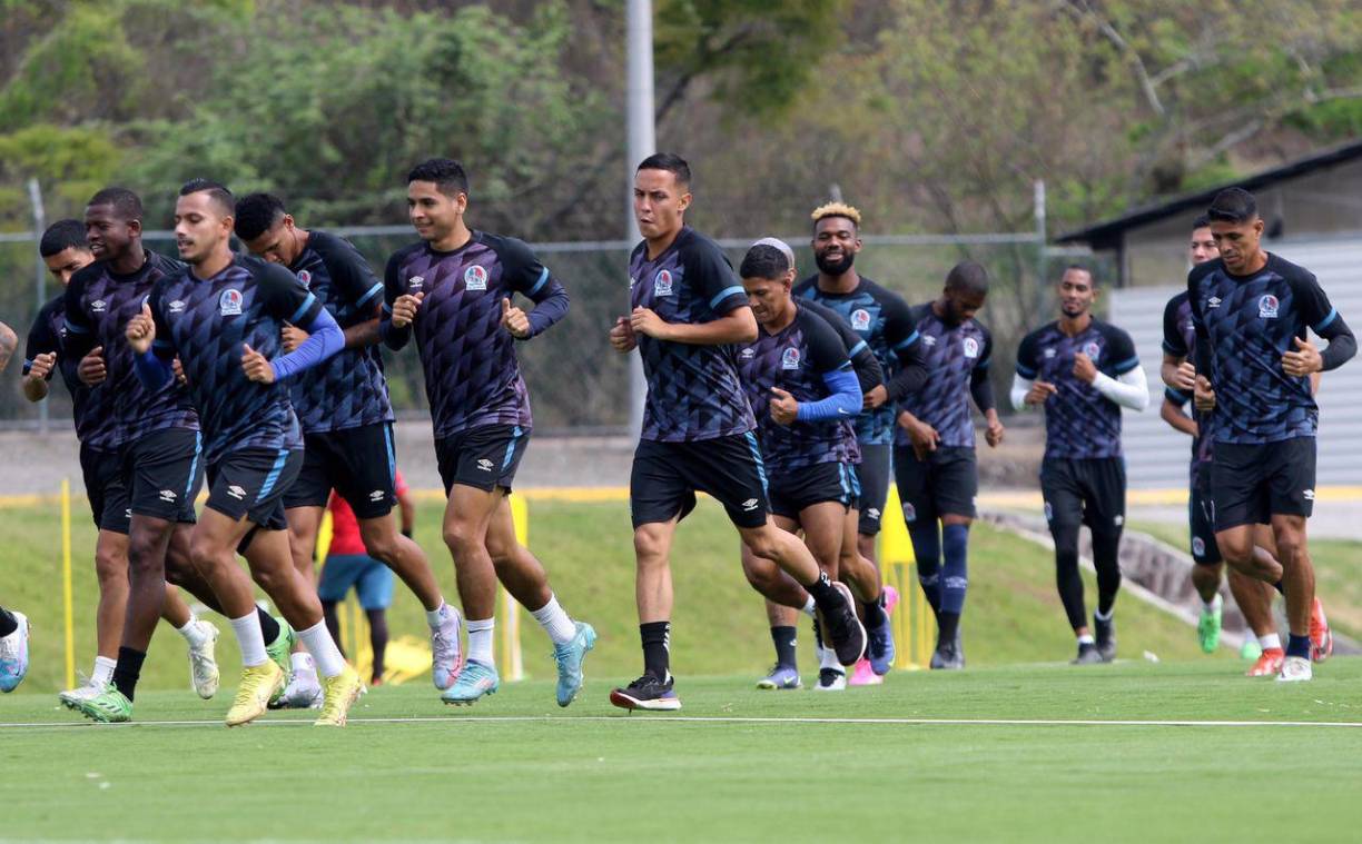El Olimpia se está preparando con todo para la gran final del fútbol ante el Olancho FC y este martes en medio de los entrenamientos los jugadores recibieron una visita de lujo en el Centro de Alto Rendimiento.