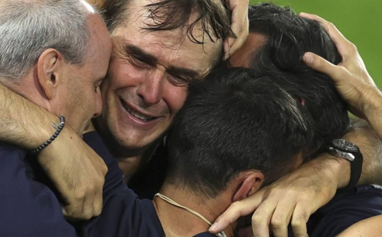 La emoción entre lágrimas de Julen Lopetegui con su cuerpo técnico tras el pitazo final.
