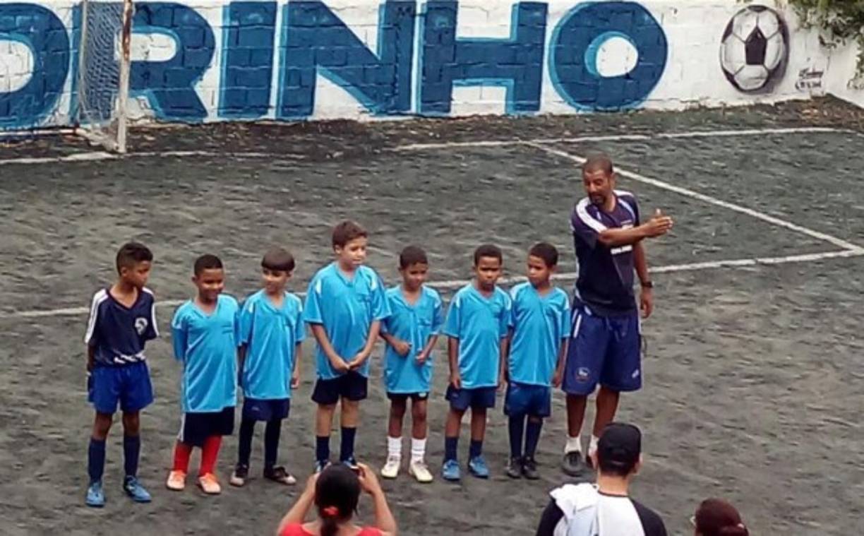 'Entrenamos a niños de cinco a 15 años de edad, tengo una cancha pequeña que hicimos acá en Brasil', contó Pedro Aparecido Santana.