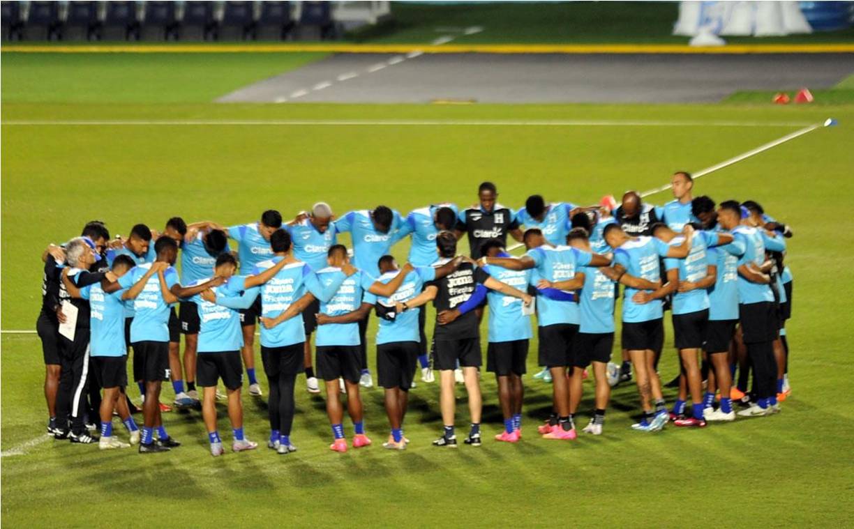 Antes de empezar el entrenamiento, los seleccionados catrachos y el cuerpo técnico realizaron una oración.