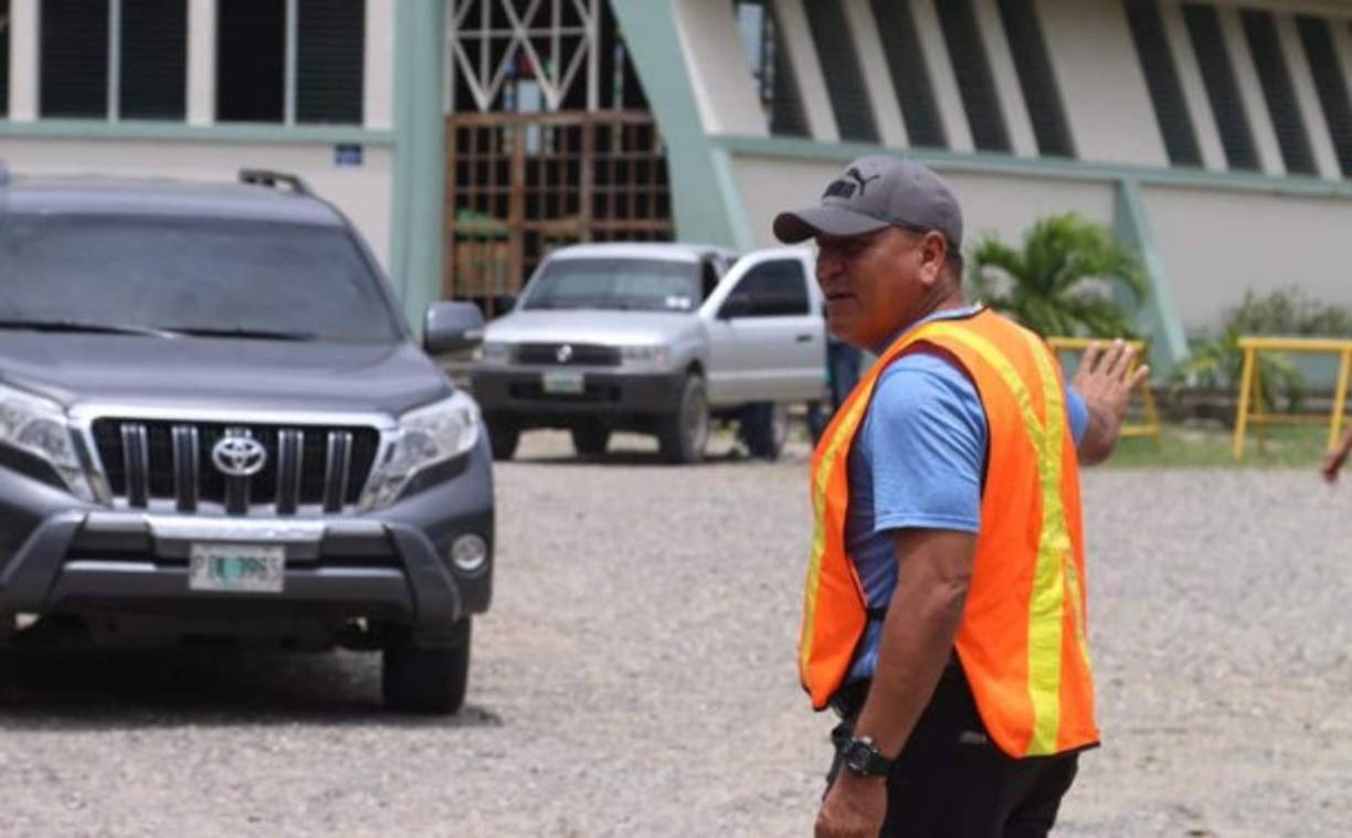 Hoy el entrenador Carlos Tábora sirve en el área de parqueo del ministerio Internacional La Cosecha. El estratega es de religión evangélica.