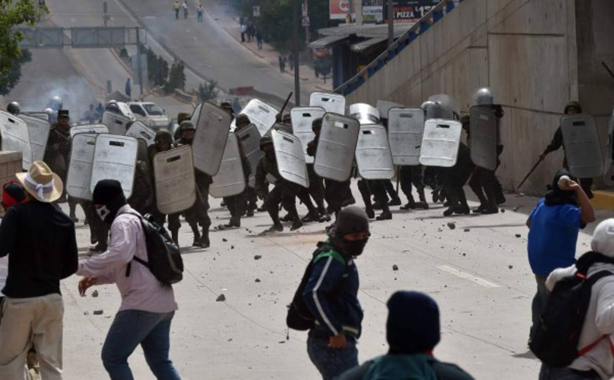 A pocas horas del anuncio oficial del resultado de las elecciones del TSE, decenas de manifestantes salieron a las calles de Tegucigalpa a protestar.