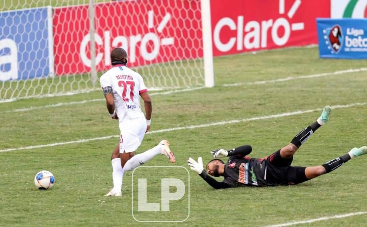 Jerry Bengtson superó al portero Roberto López en esta jugada, pero el árbitro señaló fuera de juego que no existió.