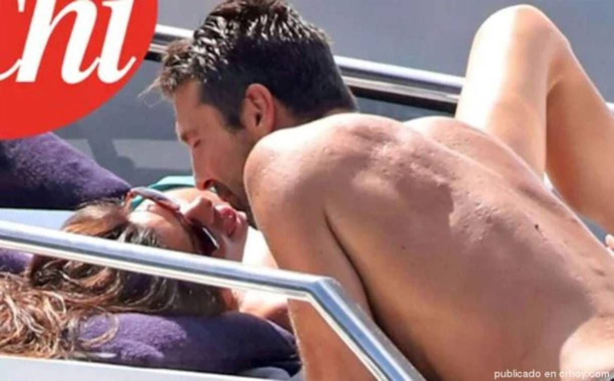 Las imágenes fueron tomadas por un 'paparazzi' mientras la pareja disfrutaba de sus vacaciones en la isla de Giglio. En ellas, se los ve en traje de baño, tomados de la mano, abrazados y demostrándose amor.