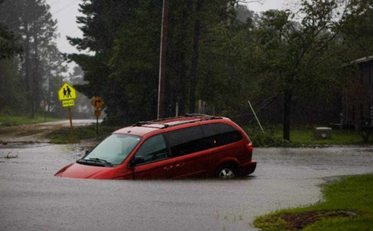 Las autoridades de Carolina del Norte alertaron que la tormenta 'está descargando colosales cantidades de lluvia: en algunos lugares se mide en pies, no ya en pulgadas'.