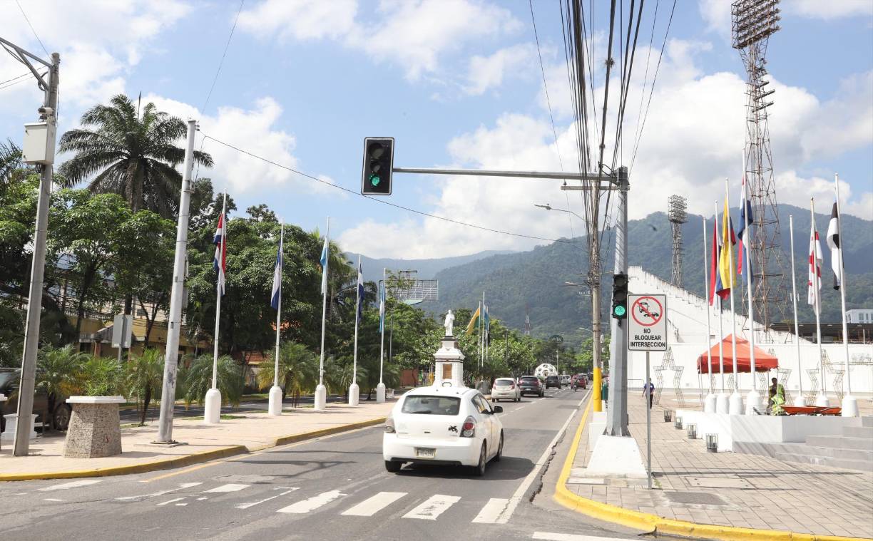 Bulevar Morazán existe desde 1921. En esta zona funciona Plaza Las Banderas inaugurado en 2019, es un espacio para la cultura y el arte, pensado para las familias sampedranas.