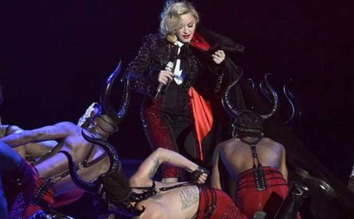 La reina del pop clausuró la ceremonia de los premios Brit en Londres.