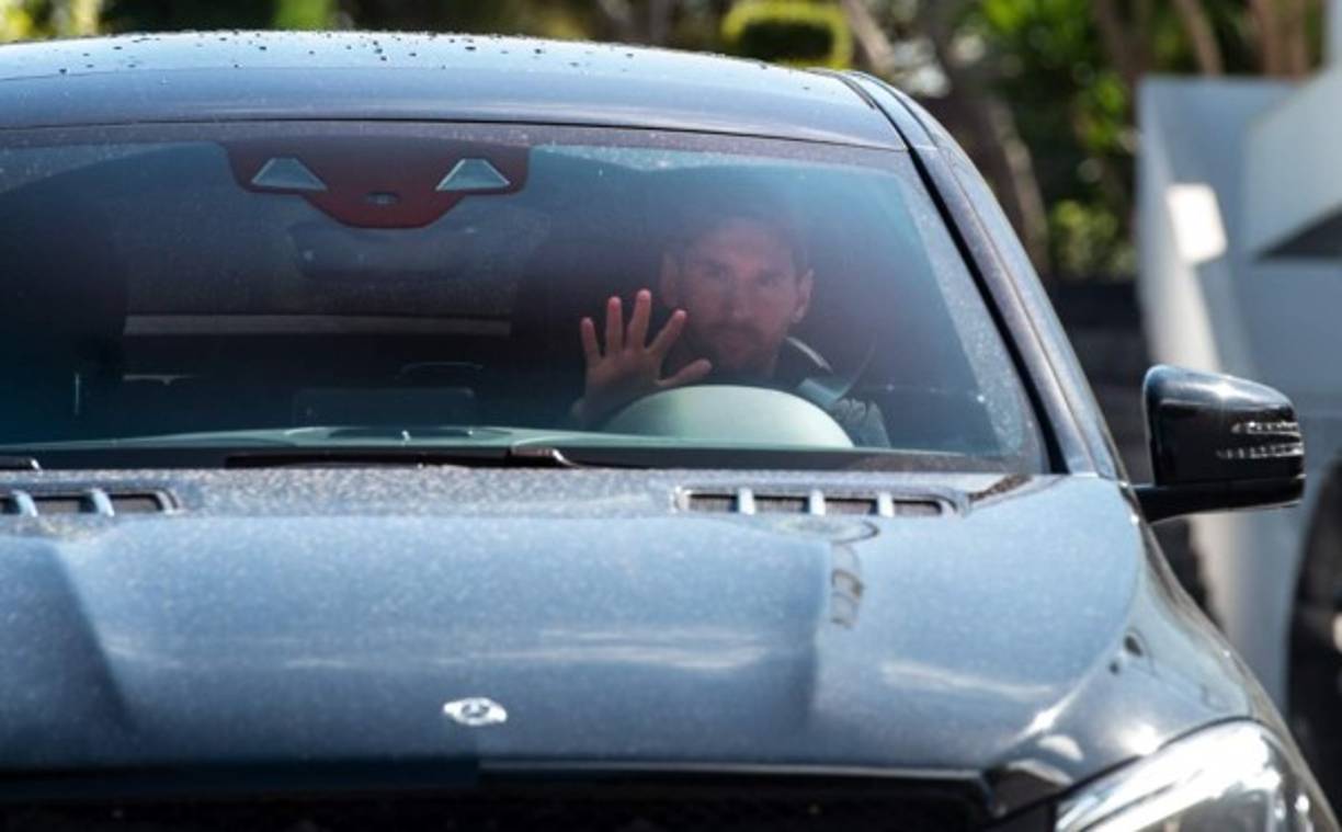 Lionel Messi anunció su decisión de cumplir finalmente el año que le queda de contrato por lo que hoy dejó a un lado las disputas con Bartomeu para unirse a la pretemporada del FC Barcelona.