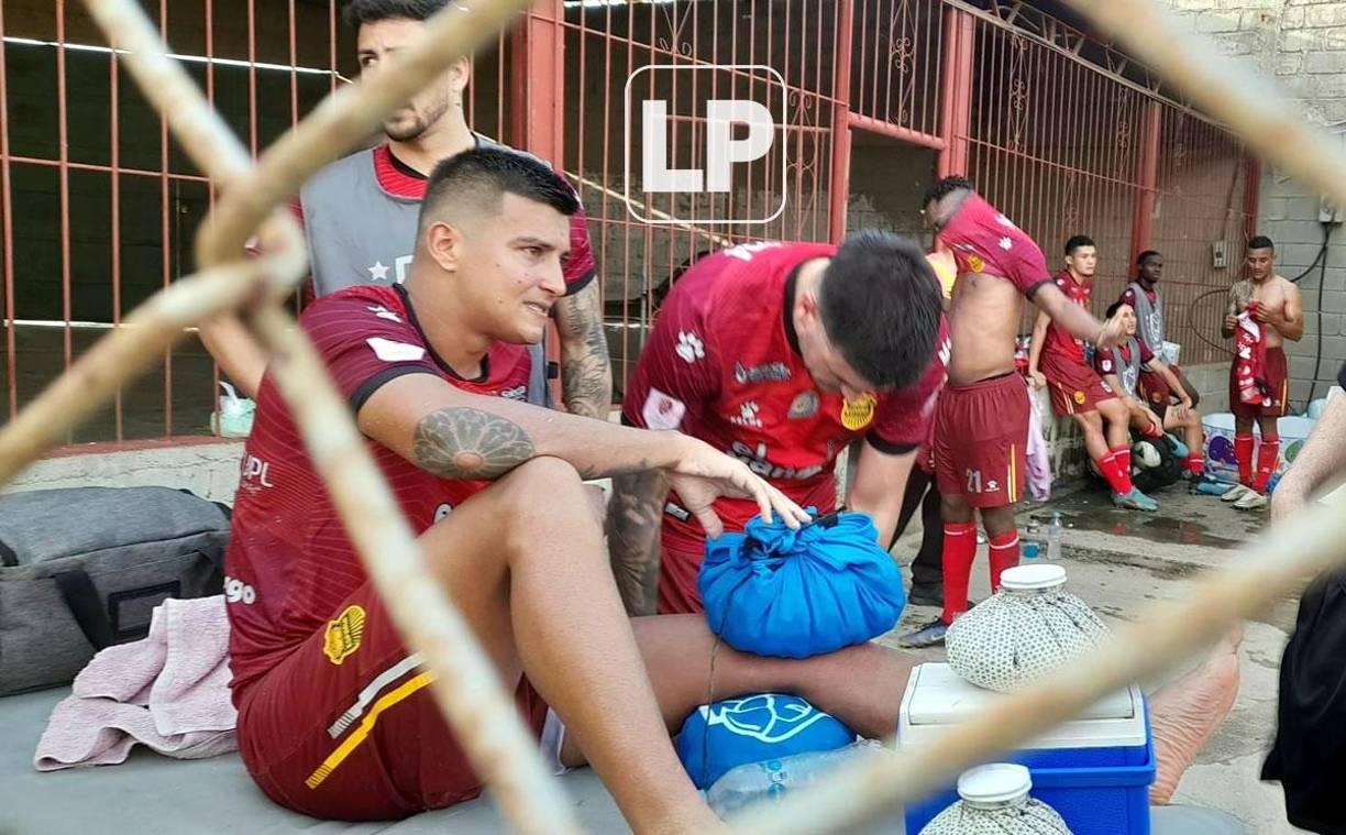 El defensa tico Heyreel Saravia no pudo contener el llanto por la dura lesión que sufrió.